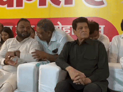 अग्रोहा धाम मेले में मंच पर बैठे भजन गायक कन्हैया मित्तल और अभिनेता गजेंद्र चौहान।