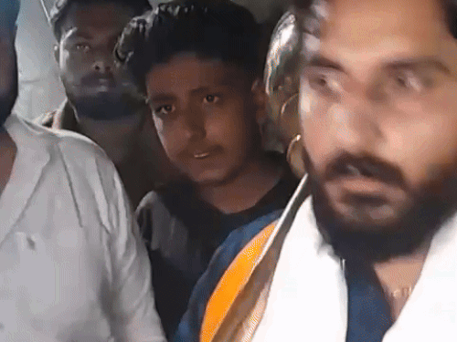 थाने पहुंचे हिंदू नेता।