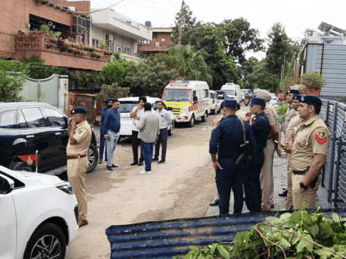 चंडीगढ़ के सेक्टर 11 में कोठी नंबर 116 के बाहर खड़े पुलिस अधिकारी।