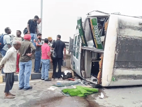 बस पलटने के बाद सुरक्षित निकाली सवारियों में हड़कंप मचा रहा।