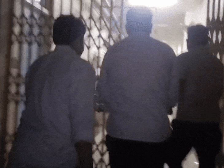 अस्पताल स्टाफ फौरन नवजात को इलाज के लिए ले गया।