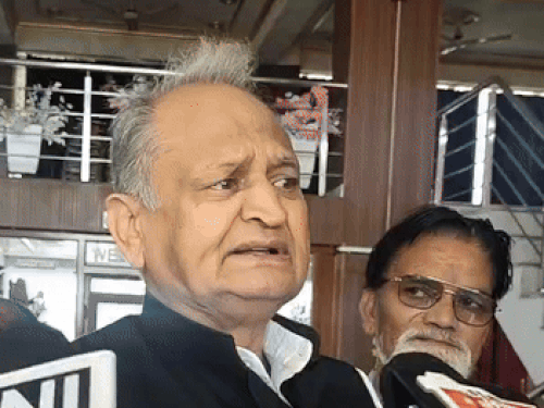 टोंक पहुंचे पूर्व मुख्यमंत्री अशोक गहलोत ने अन्नपूर्णा योजना के तहत बांटे गए फ्री राशन के थैले का एक बार फिर जिक्र किया।