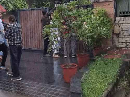 वाई पूरन कुमार चंडीगढ़ के सेक्टर 11 में कोठी नंबर 116 में रहते थे। उनके सुसाइड की सूचना के बाद कई सीनियर अधिकारी कोठी पर पहुंचे हैं।