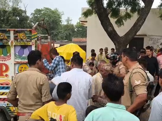 पुलिस के महिला का अंतिम संस्कार किया गया।