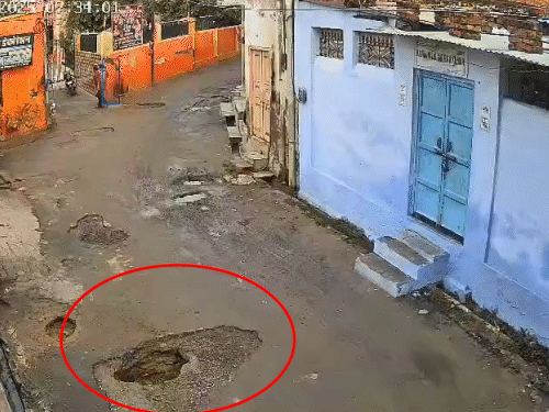 सादुलपुर में शिव मंदिर के पास सड़क पर गहरा गड्ढा हो रहा था।