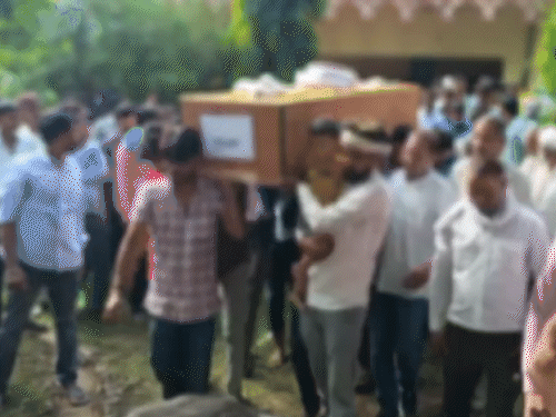 तीन साल के बेटे तनवीर ने पिता सुनील कुमार की अंतिम यात्रा के दौरान अर्थी को कंधा दिया।