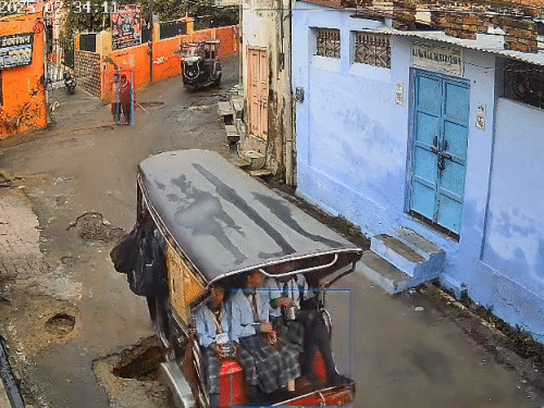 सात स्कूली बच्चों को लेकर जा रहा टेंपो गड्ढे में फंसकर तिरछा हो गया। जिससे बच्चे नीचे गिर गए।