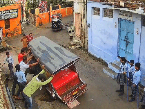 मौके पर मौजूद लोगों ने टेपों को सीधा किया।