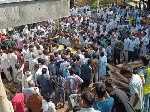 जवान सुनील कुमार को अंतिम विदाई देने के लिए सैकड़ों लोग जुटे।