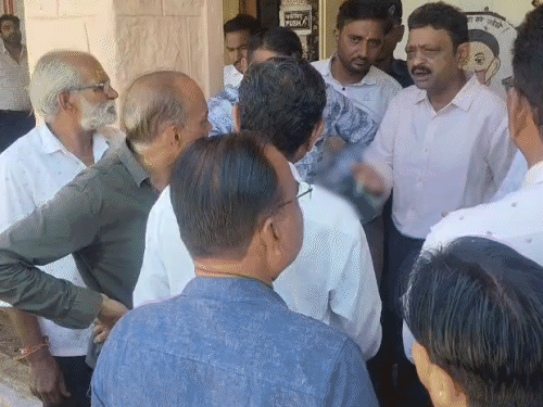 जालोर नगर परिषद आयुक्त दिलीप माथुर फरियादियों के सामने सिगरेट के कश लगा रहे थे। वीडियो बनते देखा तो हाथ छुपा लिया।