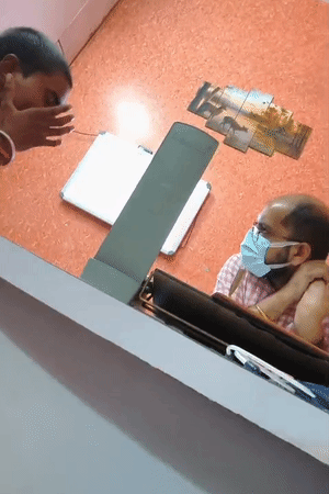 डॉक्टर ने मरीज को 5 दिन की दवा लिखी और पर्चा थमाया।