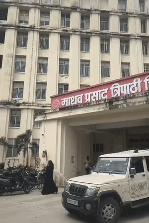 इस मेडिकल कॉलेज में मेडिसिन विभागाध्यक्ष (HOD) हैं डॉ. गौरव दुबे।