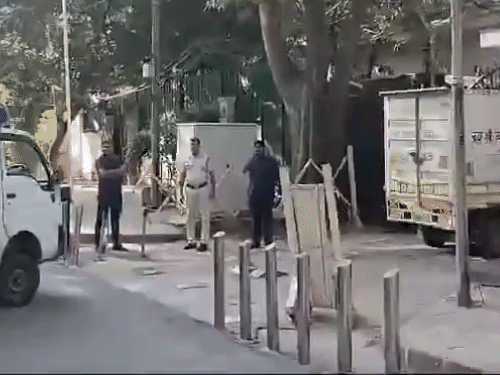 दिल्ली सीएम आवास ले केजरीवाल के परिवार का सामान नए बंगले में शिफ्ट किया गया था।