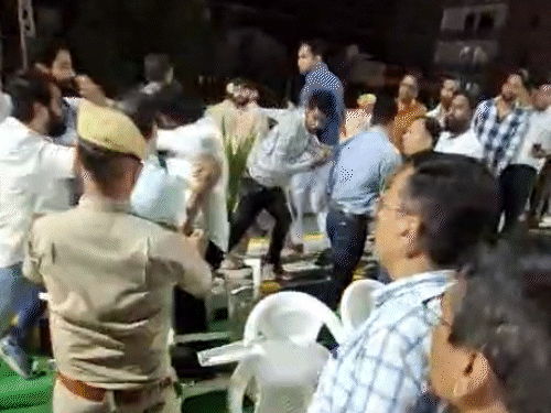उदयपुर में मंत्री झाबर सिंह खर्रा को काला कपड़ा दिखाने के बाद कार्यकर्ताओं ने युवक को पकड़ कर धकेल दिया। पुलिस ने आरोपी को गिरफ्तार किया था।