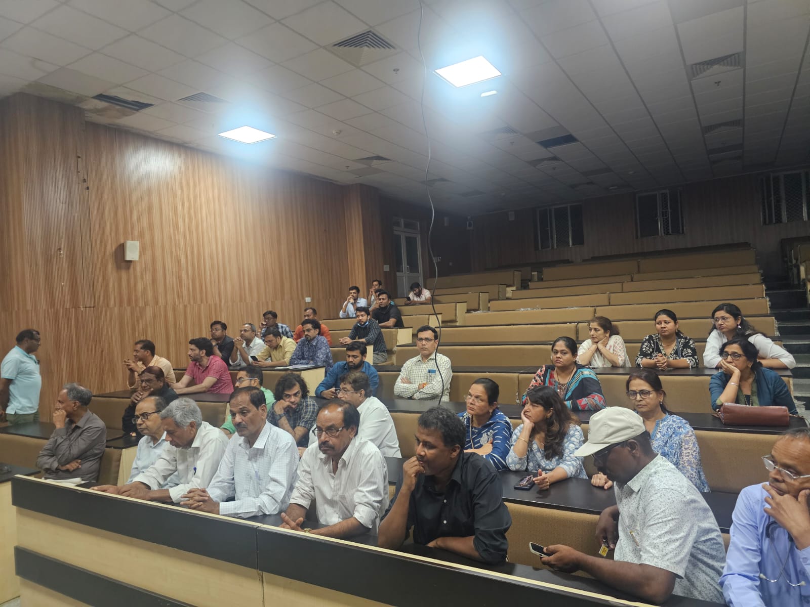 बैठक में उपस्थित हुए डॉक्टर।