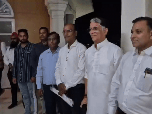 राजस्थान की नाकारा सरकार, पर्ची सरकार और पर्ची के मुख्यमंत्री से क्या उम्मीद कर सकते हैं। पवन खेड़ा भीलवाड़ा कार्यक्रम में शामिल होने जाते वक्त अजमेर के सर्किट हाउस में रुके थे।