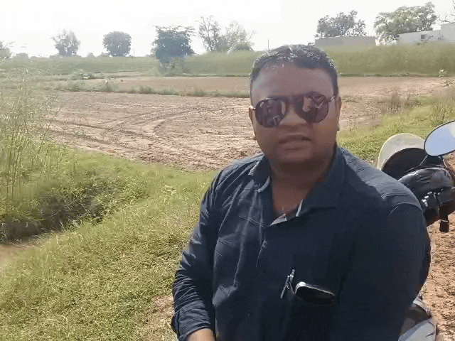 ग्रामीणों का आरोप है कि AEN ने उन पर FIR करवाने की धमकी दी।