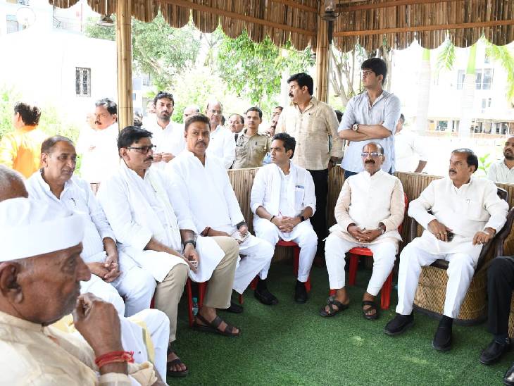 अंतेष्टी में शामिल हुए शहर के लोग व तीनों विधायक व सांसद