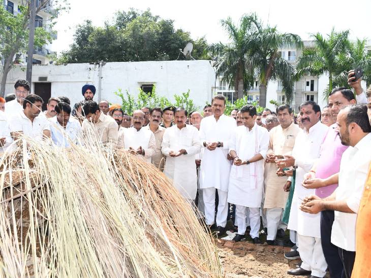 पैतृक फार्म हाउस में किया गया अंतिम संस्कार
