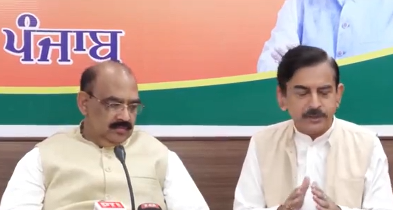 मीडिया से बात करते अश्वनी शर्मा।