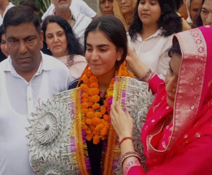 आशिमा अहलावत का एशियन चैंपियनशिप में जीत के बाद का फोटो।