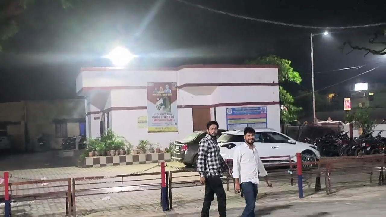 आजमगढ़ कोतवाली से रात 11 बजे निकलते समर प्रताप सिंह और आशीष।