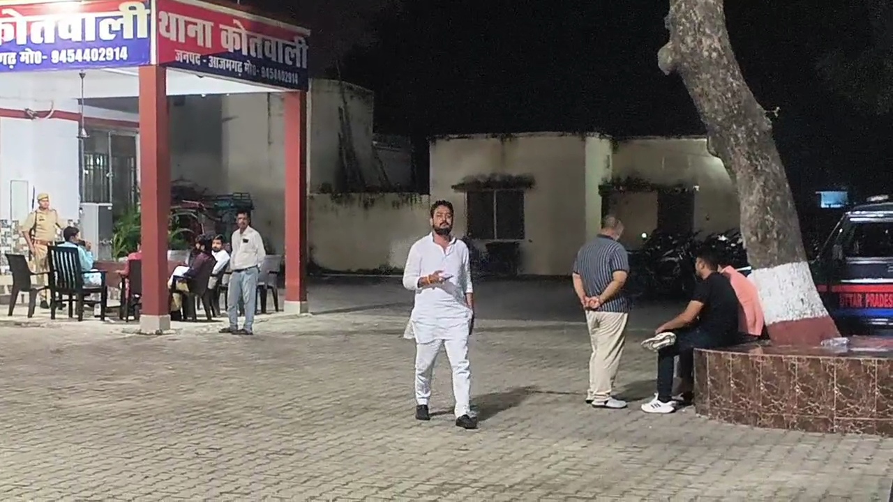 आजमगढ़ कोतवाली से बाहर निकलते बीजेपी युवा मोर्चा के अध्यक्ष निखिल राय।