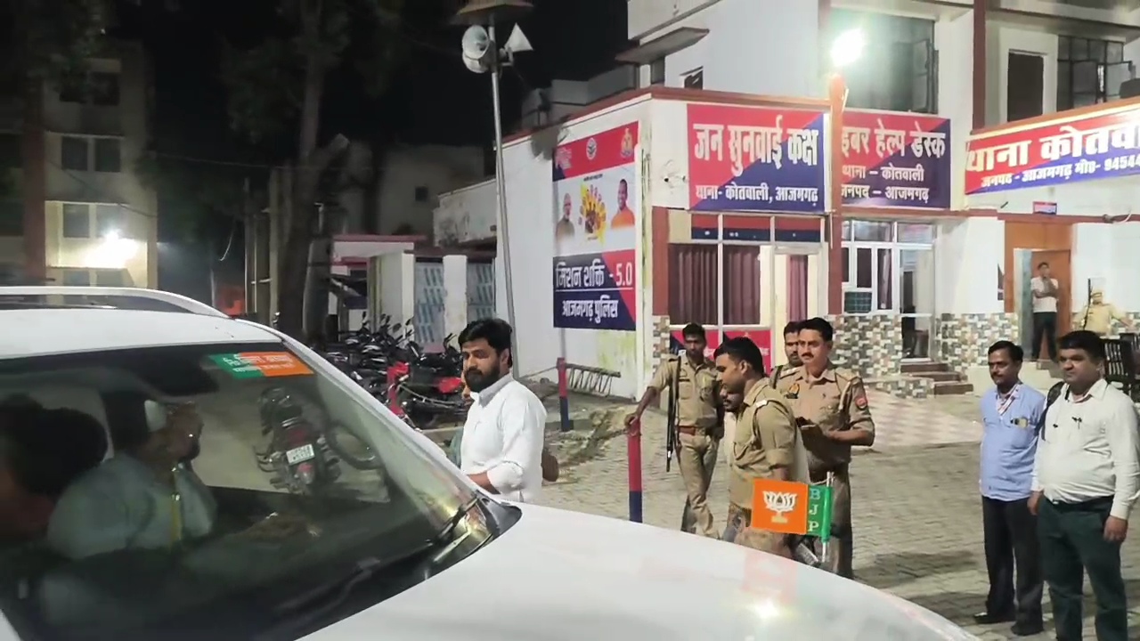 आजमगढ़ कोतवाली से बाहर निकलते अमन श्रीवास्तव।