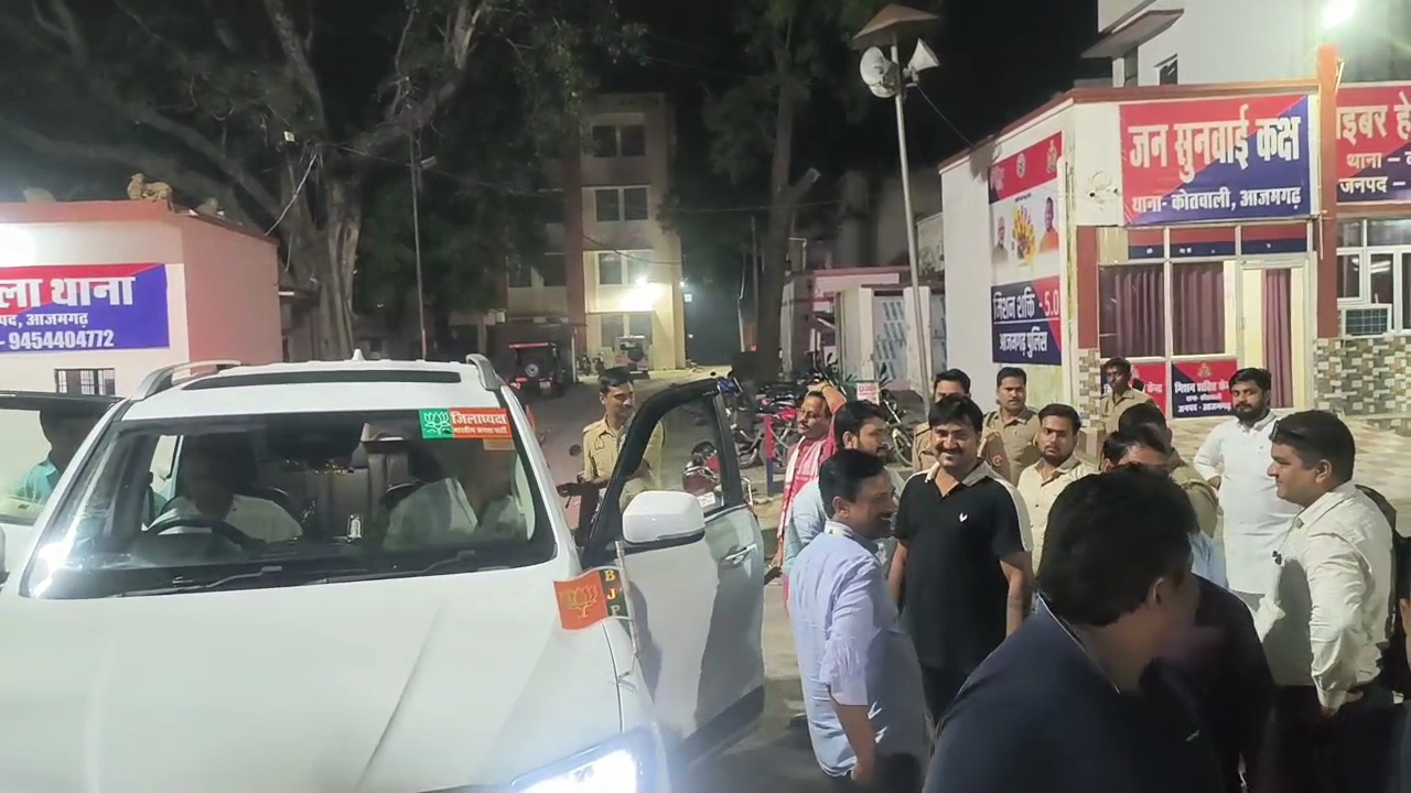 आजमगढ़ कोतवाली से पंचायत कर अपनी गाड़ियों में बैठते भाजपा नेता।