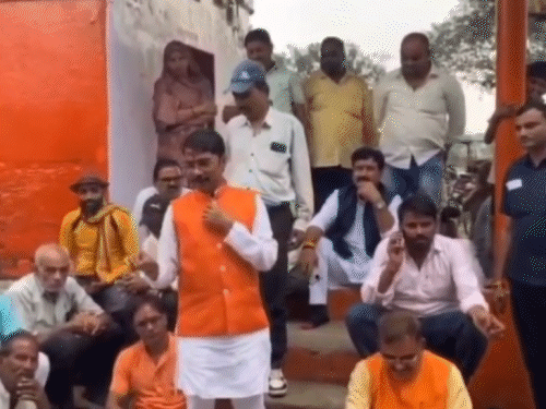 विधायक ने लोगों को शांत कराया और आरोपियों को जल्द पकड़ने का आश्वासन दिया।