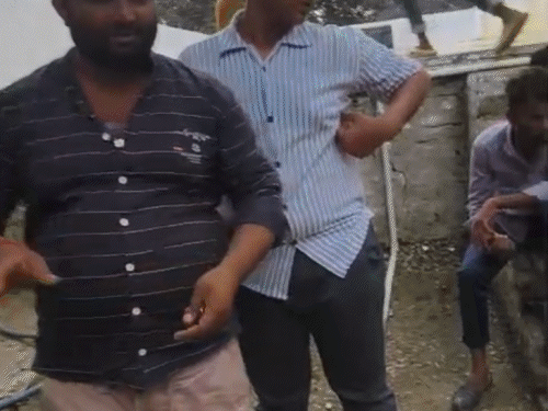विधायक नरेंद्र प्रजापति मंगलवार सुबह नाराज लोगों से मिलने पहुंचे।