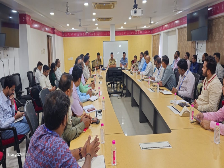 बैठक में रायपुर के विभिन्न बैंकों के लीगल हेड अधिकारी मौजूद थे।