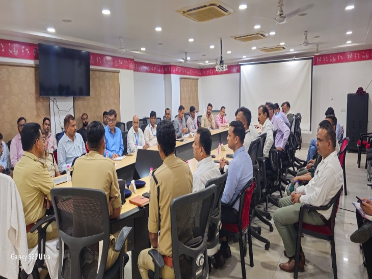 यह बैठक वरिष्ठ पुलिस अधीक्षक डॉ. लाल उमेद सिंह ने सिविल लाईन रायपुर स्थित सी-4 भवन के सभाकक्ष में ली - Dainik Bhaskar