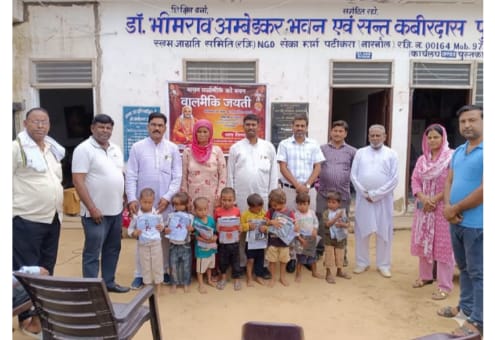 महर्षि वाल्मीकि जयंती मनाते हुए स्लम जागृति समिति सदस्य