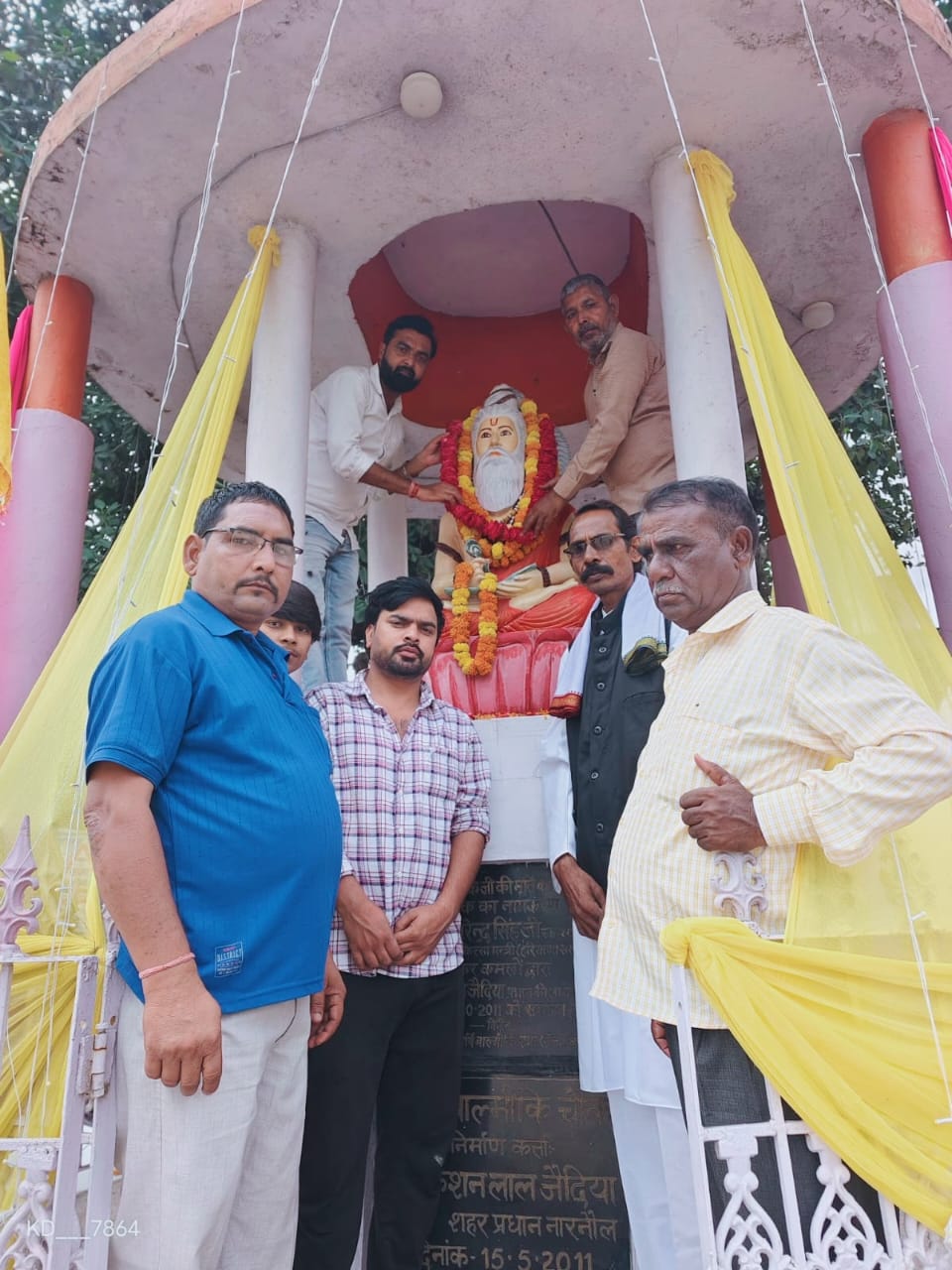 वाल्मीकि की प्रतिमा पर पुष्प अर्पित करते हुए पार्षद सिकंदर सैनी