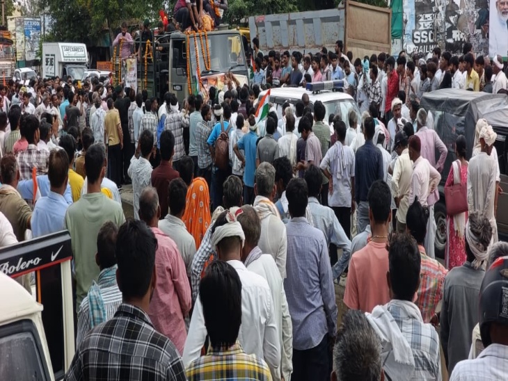अंतिम संस्कार के समय गांव में हजारों लोग पहुंचे। सेना के वाहन से अंतिम संस्कार के लिए ले जाया गया।