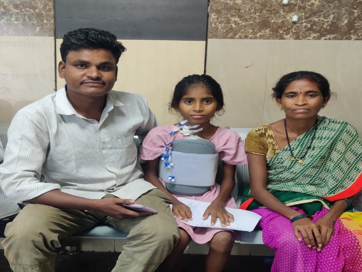 शांभवी की मां और परिवार की मदद करने वाले चंदू की तस्वीर है।