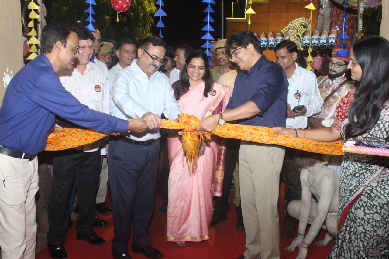 शिल्पग्राम के मुख्य मंच पर कला, साहित्य, संस्कृति, पर्यटन एवं पुरातत्व विभाग के प्रमुख शासन सचिव राजेश यादव ने मुख्य अतिथि के रूप में मौजूद रहे।