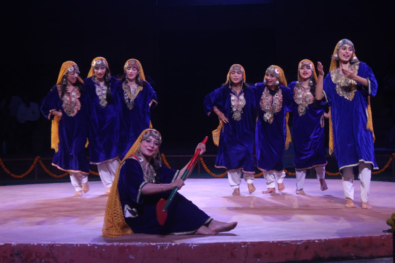 जम्मू-कश्मीर की वादियों की रौनक लिए रउफ नृत्य ने मंच पर आकर्षण बिखेरा।