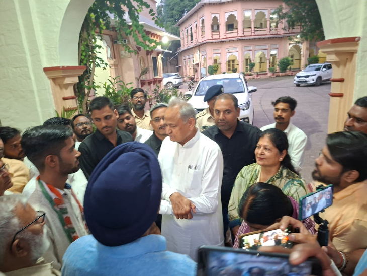 कांग्रेस के पूर्व मुख्यमंत्री अशोक गहलोत सर्किट हाउस में कार्यकर्ताओं से मिले