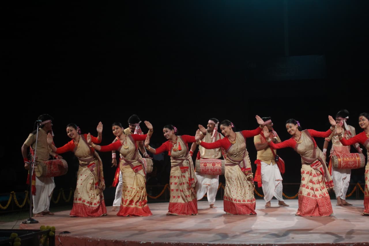 देश के विभिन्न राज्यों की समृद्ध लोकनृत्य परंपराओं की झलकियों ने सभागार को तालियों की गूंज से भर दिया।