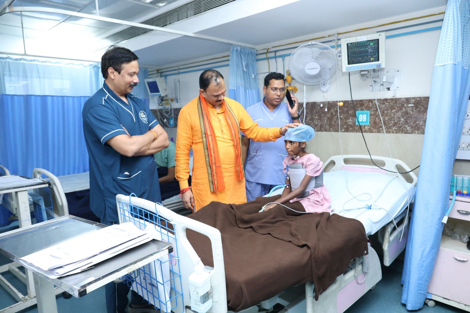 स्वास्थ्य मंत्री श्यामबिहारी जायसवाल शांभवी से मिलने के लिए अस्पताल पहुंचे। बच्ची और उनके परिजनों से बातचीत की।