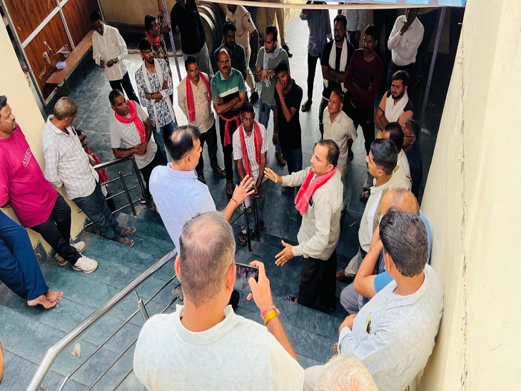 माहौल गर्माता देख खेरवाड़ा थानाधिकारी दलपतसिंह जाब्ते के साथ मौके पर पहुंचे और समझाइश का प्रयास किया लेकिन परिजन नहीं माने।