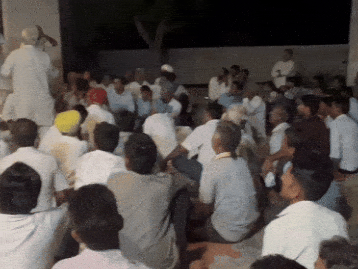 घटना के बाद बड़ी संख्या में लोग इकट्‌ठे हो गए।