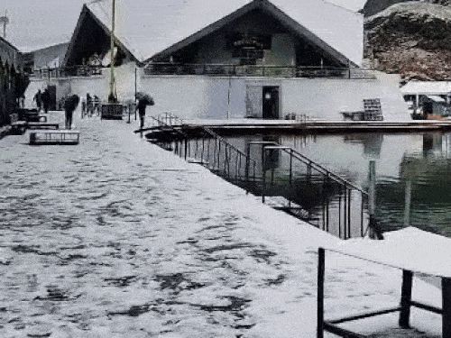 बर्फबारी के बाद सफेद चादर से ढका नजर आ रहा हेमकुंड साहिब का परिसर।