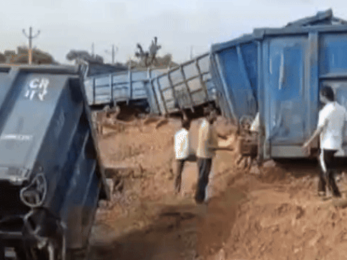 मालगाड़ी के आधा दर्जन से ज्यादा डिब्बे करीब दस से बीस फीट दूरी तक जा गिरे।