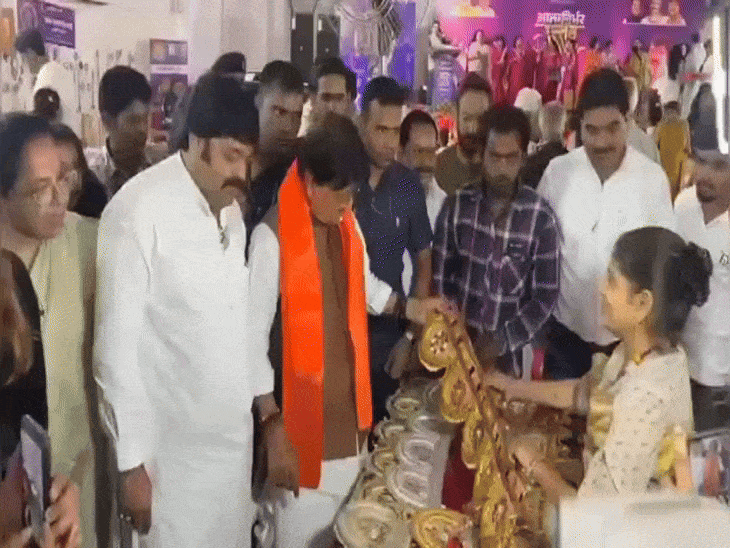 मंत्री विजयवर्गीय ने स्वदेशी उत्पादों की जानकारी ली और खरीदी भी की।