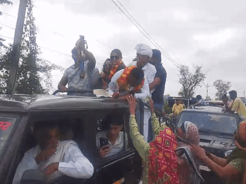 गांव पहुंचने पर महिलाओं ने दिया आशीर्वाद।