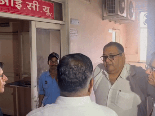 SMS हॉस्पिटल के नए अधीक्षक डॉ. मृणाल जोशी ने मंगलवार को कार्यभार संभाला। उन्होंने ट्रॉमा सेंटर में हुए हादसे की जानकारी ली।