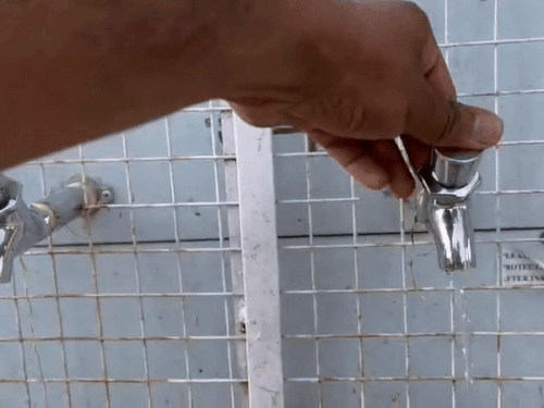 वाटर कूलर में पीने का पानी पिछले 15 दिनों से नहीं आ रहा